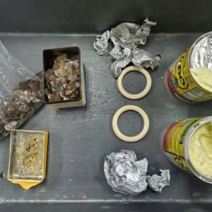 茶叶盒奶粉罐藏穿山甲鳞片、象牙制手镯，被都城机场海关就地查获 ...