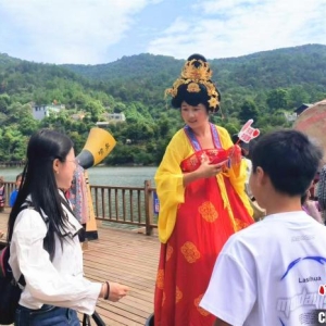 “边玩边学”成假期亲子游新常态