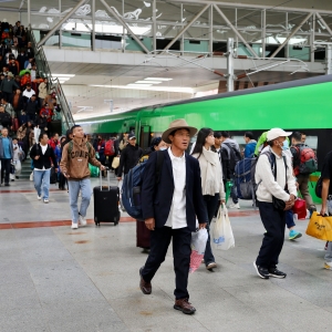 国庆黄金周首日高原铁路迎汗青高峰客流破记录