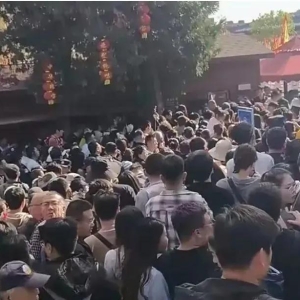 小西天被喊“差评”后疯狂宠游客：文旅局长扮“唐僧”、副县长唱歌、高速路 ...