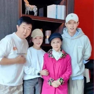 79岁李谷一国庆与付笛声夫妻同框骨瘦如柴，素颜无假发让人认不出 ...
