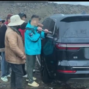 一家三口自驾高原无法解锁砸窗自救 抱负汽车回应：免费更换玻璃<!--15--> ...