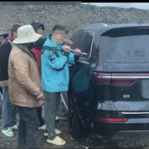一家三口自驾高原无法解锁砸窗自救 抱负汽车回应：免费更换玻璃 ...